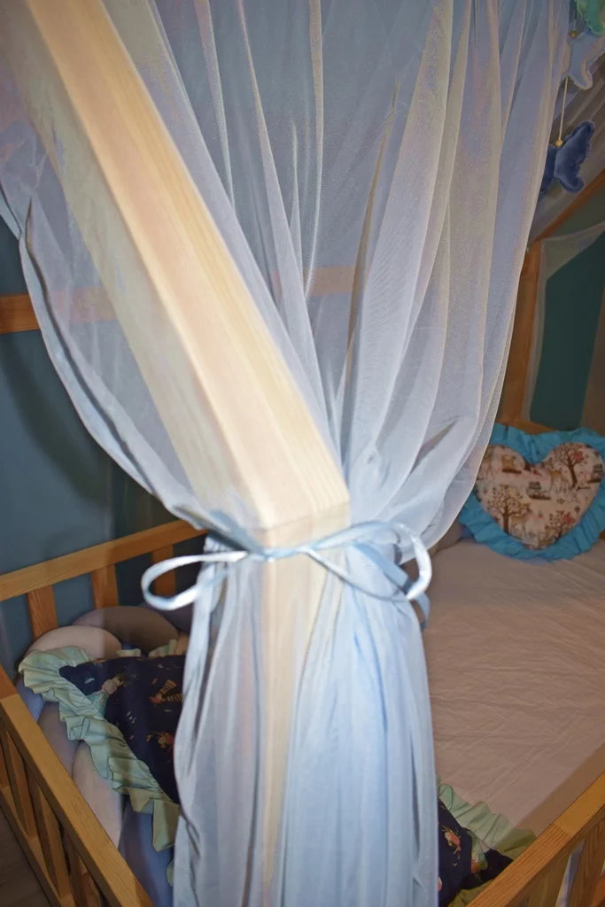 Daszek na łóżko domek - Tiul - obrazek 3