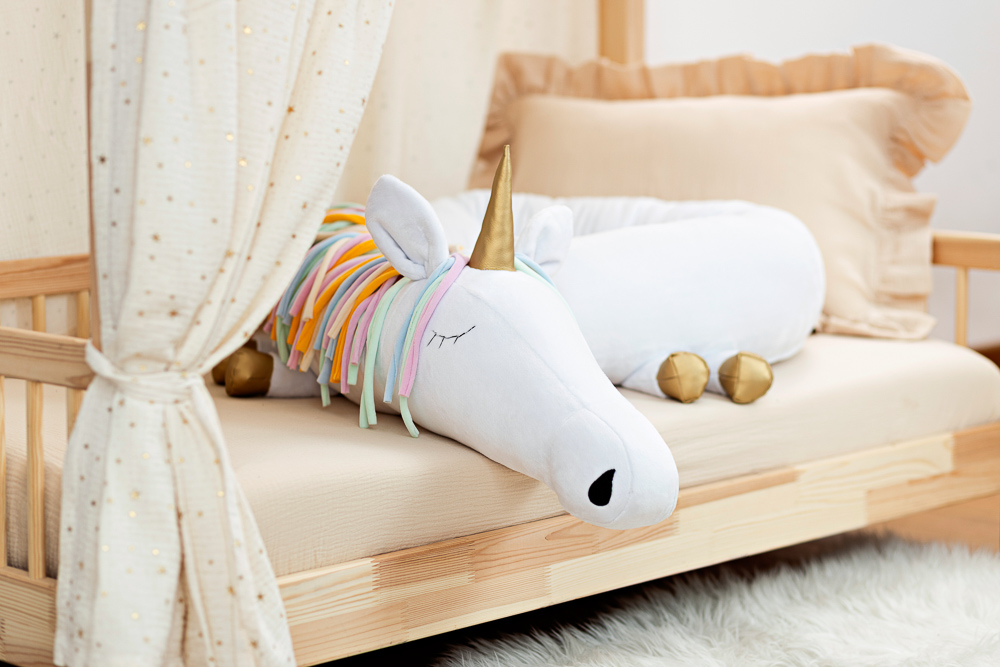 Ochraniacz do łóżeczka – poduszka wałeczek w kształcie jednorożca z tęczową grzywą - obrazek 2