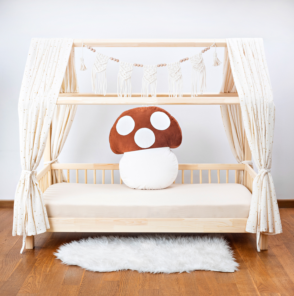 Poduszka dekoracyjna do pokoju dziecka – muchomorek czerwony z velvetu - obrazek 2