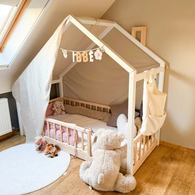 ✨ Nowy Rok, nowe marzenia ✨
Zaczynamy rok w przytulnym stylu 🤍
Na zdjęciu model Ciri bez szuflady – lekka forma, naturalne drewno i ponadczasowy design, który tworzy idealną przestrzeń do snu i zabawy 🏡🌙
Niech ten rok będzie pełen spokoju, ciepła i pięknych wnętrz ✨
( Informacja : Na wszystkie zapytania odpowiadamy według kolejności zgłoszeń a do kontaktu z naszą infolinią zapraszamy od 7/01 )
#łóżkodladziecka #pokójdziecka #inspiracjepokojdziecka #mebledladzieci #łóżkolivio #drewnianemeble #wnętrzadladzieci #kidsroominspo #kidsroomdecor #skandynawskiwystrój #mamaisyn #mamacórka #pokójmalucha #przytulnewnętrza #aranżacjapokoju #scandiland