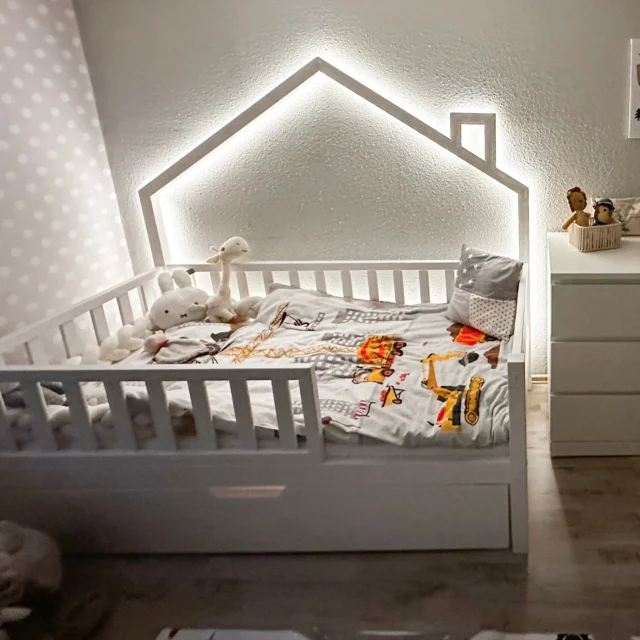 Każdy wieczór to początek nowej bajki ✨
W łóżku Letika zasypia się spokojnie, miękko i bezpiecznie 🥰
Dobranoc małym marzycielom ✨
#łóżkodladziecka #pokójdziecka #inspiracjepokojdziecka #mebledladzieci #łóżkolivio #drewnianemeble #wnętrzadladzieci #kidsroominspo #kidsroomdecor #skandynawskiwystrój #mamaisyn #mamacórka #pokójmalucha #przytulnewnętrza #aranżacjapokoju #scandiland