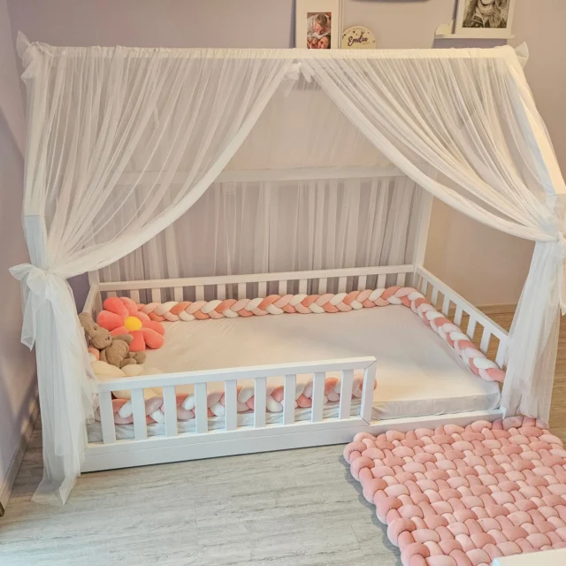 🤍 Model KORI w bajkowej odsłonie 🤍
Delikatna biel, lekki baldachim i dodatki tworzą idealną przestrzeń do snu, zabawy i marzeń ✨
Zapraszamy - www.scandiland.pl 🌸
#łóżkodladziecka #pokójdziecka #inspiracjepokojdziecka #mebledladzieci #łóżkolivio #drewnianemeble #wnętrzadladzieci #kidsroominspo #kidsroomdecor #skandynawskiwystrój #mamaisyn #mamacórka #pokójmalucha #przytulnewnętrza #aranżacjapokoju #scandiland