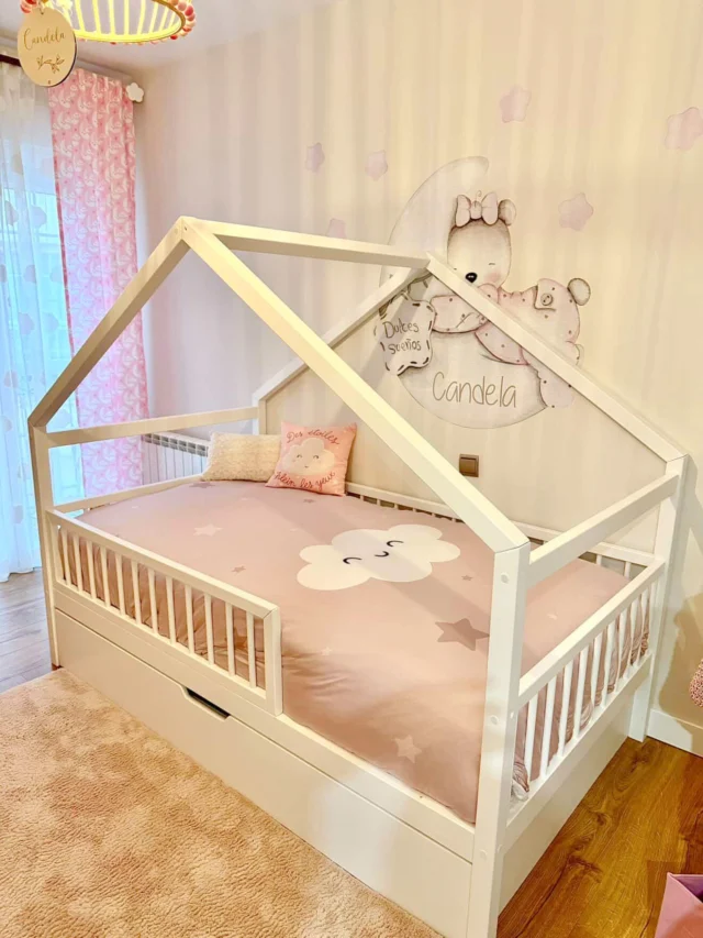 Za oknami mróz, a tu… ciepło, przytulnie i bajkowo ✨
Model LUNA tworzy idealny azyl na zimowe wieczory – miękkie tekstylia, pastelowe kolory i ten magiczny klimat, w którym chce się zostać na dłużej 🧸🌙
Dziękujemy za wspaniałe zdjęcia @ruiz.c27 💕
#łóżkodladziecka #pokójdziecka #inspiracjepokojdziecka #mebledladzieci #łóżkolivio #drewnianemeble #wnętrzadladzieci #kidsroominspo #kidsroomdecor #skandynawskiwystrój #mamaisyn #mamacórka #pokójmalucha #przytulnewnętrza #aranżacjapokoju #scandiland