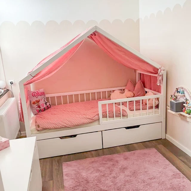 Mały domek, wielkie marzenia 🌙🏡
Najlepsze miejsce na przytulanie, czytanie bajek i spokojne zasypianie pod własnym baldachimem ✨
Tu każdy wieczór kończy się słodkim snem 💗#kidsbed #bedhouse #pokojdziecka #pokojdziewczynki #dzieciecyraj #scandistylekids #cozykidspace #wnetrzadladzieci #dreamyroom #pastelove #sleepwell #bajkowypokoj #kidsinterior #scandiland #homeinspo