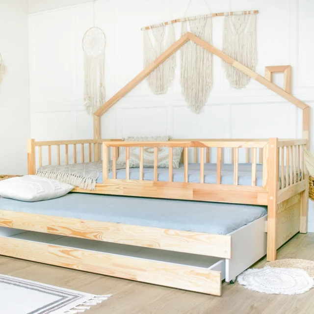 🏡✨ Przedstawiamy nasz nowy model 3 w 1 🤍 Już nie musicie wybierać między zwykłą szufladą a dodatkowym miejscem do spania. Ten model łączy obie funkcje Na co dzień praktyczna szuflada do przechowywania, a gdy zajdzie potrzeba – wygodne dodatkowe miejsce do snu dla rodzeństwa lub małego gościa 💤 Naturalne drewno, ponadczasowy design i maksymalne wykorzystanie przestrzeni – wszystko po to, aby stworzyć przytulny i funkcjonalny pokój dziecięcy 🤍
https://scandiland.pl/p/linea-3-w-1/
#kidsbed #bedhouse #pokojdziecka #pokojdziewczynki #dzieciecyraj #scandistylekids #cozykidspace #wnetrzadladzieci #dreamyroom #pastelove #sleepwell #bajkowypokoj #kidsinterior #scandiland #homeinspo