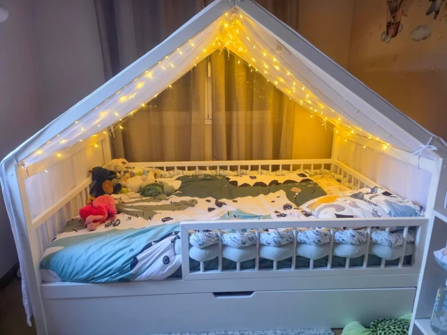 ✨🌙 Wieczór zamyka dzień, a otwiera drzwi do marzeń…
To właśnie tutaj rodzą się najpiękniejsze sny i małe, wielkie przygody..
Niech ta noc będzie spokojna, pełna uśmiechu i bajkowych snów ⭐💫
Dobranoc 🌙🤍
#łóżkodladziecka #pokójdziecka #inspiracjepokojdziecka #mebledladzieci #łóżkolivio #drewnianemeble #wnętrzadladzieci #kidsroominspo #kidsroomdecor #skandynawskiwystrój #mamaisyn #mamacórka #pokójmalucha #przytulnewnętrza #aranżacjapokoju #scandiland