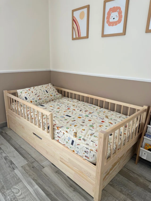 🌿✨ Model ALMA ✨🌿
Naturalne, solidne i bezpieczne łóżko dziecięce z praktyczną szufladą jako miejsce do przechowywania lub dodatkowa przestrzeń do spania 🛏️
Minimalistyczny design, który pasuje do każdego wnętrza 🤍
#łóżkodladziecka #pokójdziecka #inspiracjepokojdziecka #mebledladzieci #łóżkolivio #drewnianemeble #wnętrzadladzieci #kidsroominspo #kidsroomdecor #skandynawskiwystrój #mamaisyn #mamacórka #pokójmalucha #przytulnewnętrza #aranżacjapokoju #scandiland