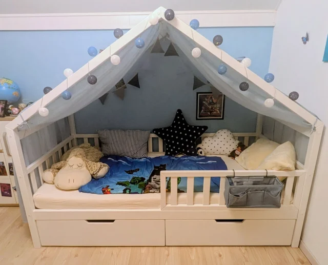🌙✨ Dobranoc w małym domku marzeń…
Model LIVIO z szufladą to przytulne miejsce do snu i codziennych przygód 💛
W połączeniu z delikatnym, muślinowym daszkiem tworzy ciepłą, bezpieczną przestrzeń, w której łatwiej zasnąć i piękniej śnić ✨
🛏️ Łóżko LIVIO:
https://scandiland.pl/p/lozko-livio-z-szuflada/
☁️ Daszek muślinowy:
https://scandiland.pl/p/daszek-muslinowy-na-lozko-domek/
Niech każdy wieczór kończy się bajką… 🌙💫
#łóżkodladziecka #pokójdziecka #inspiracjepokojdziecka #mebledladzieci #łóżkolivio #drewnianemeble #wnętrzadladzieci #kidsroominspo #kidsroomdecor #skandynawskiwystrój #mamaisyn #mamacórka #pokójmalucha #przytulnewnętrza #aranżacjapokoju #scandiland