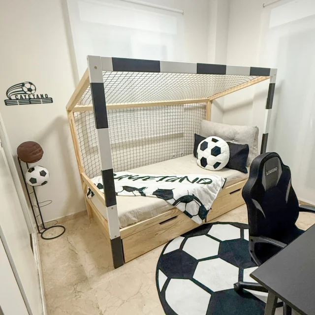 ⚽ Marzenie każdego małego piłkarza! ⚽Zobaczcie, jak niesamowicie prezentuje się nasze łóżko w piłkarskim pokoju! 🖤🤍
Idealne miejsce nie tylko do snu, ale też do zabawy i odpoczynku po wielkich „meczach” 😉Uwielbiamy takie realizacje – dopracowane w każdym detalu i pełne pasji!
Cieszymy się, że nasze łóżko mogło stać się częścią tej wyjątkowej przestrzeni 🏡👉 https://scandiland.pl/p/lozko-pilkarskie-z-szuflada/#łóżkodziecięce #pokojdziecka #pokojchlopca #pilkanozna #footballroom #kidsroomdecor #bedroomdesign #scandistyle #dziecięceinspiracje #wnetrzadladzieci ⚽