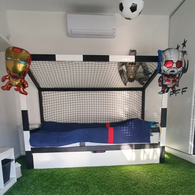 Łóżko bramka ⚽️ — idealne dla małego fana piłki!  Połączenie bieli z czarno-białą ramką tworzy nowoczesny, a jednocześnie sportowy klimat. Minimalizm + detal = efekt, który robi robotę 💥  Funkcjonalne, stylowe i totalnie w punkt dla dziecięcego pokoju marzeń 🤍🖤  👉 https://scandiland.pl/p/lozko-pilkarskie-z-szuflada/  #łóżkodziecięce #pokójdziecka #piłkanożna #pokójchłopca #wnętrzadziecięce #scandistyle #design #łóżko #dziecięcypokój #inspiracjewnętrzarskie