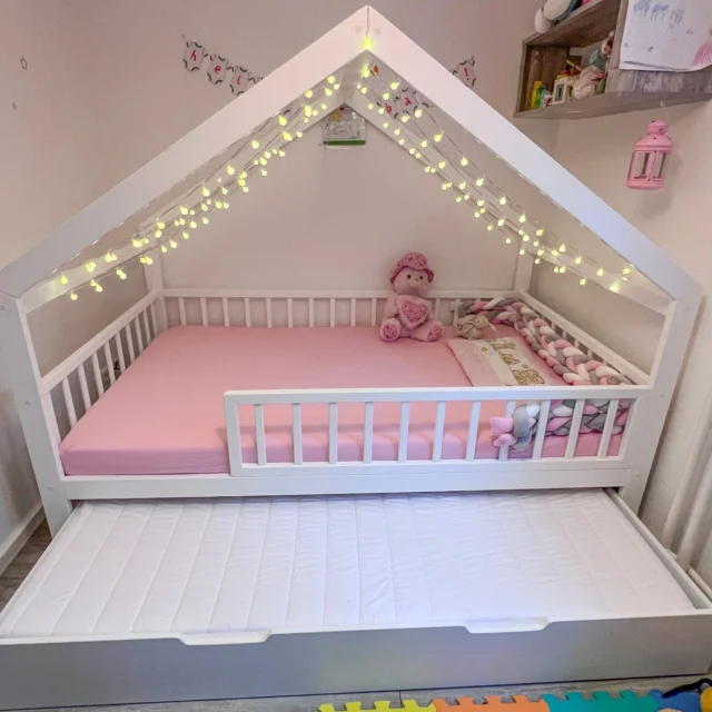 ✨ Model Mireli z funkcją spania ✨
Idealne rozwiązanie do pokoju dziecięcego 🏡💖
Łóżko w formie domku nie tylko pięknie się prezentuje, ale też daje dodatkowe miejsce do spania dzięki wysuwanej szufladzie.
To miejsce, gdzie każde dziecko chętnie zasypia… i budzi się z uśmiechem 😊
#scandiland #scandilandkids #aria #łóżkodziecięce #mebledladzieci #pokójdziecka #pokojdziecka #kidsroom #kidsroomdecor #kidsroominspo #dziecięcewnętrza #wnętrzadladzieci #wooddesign #naturalwood #scandistyle #scandinavianstyle #minimalizm #homeinspo #nurserydecor #nurseryinspo