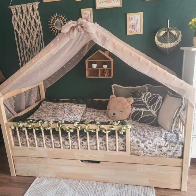 Trochę słońca, trochę zieleni i od razu lepiej 🌿☀️
Wiosenne akcenty potrafią całkowicie odmienić przestrzeń – lekko, naturalnie i bardzo przytulnie 💫
To właśnie takie detale tworzą klimat, do którego chce się wracać każdego dnia- na zdjęciu nasz model Luna – idealne miejsce na odpoczynek, zabawę i małe, codzienne rytuały 🤍 🌼
#scandiland #scandilandkids #aria #łóżkodziecięce #mebledladzieci #pokójdziecka #pokojdziecka #kidsroom #kidsroomdecor #kidsroominspo #dziecięcewnętrza #wnętrzadladzieci #wooddesign #naturalwood #scandistyle #scandinavianstyle #minimalizm #homeinspo #nurserydecor #nurseryinspo